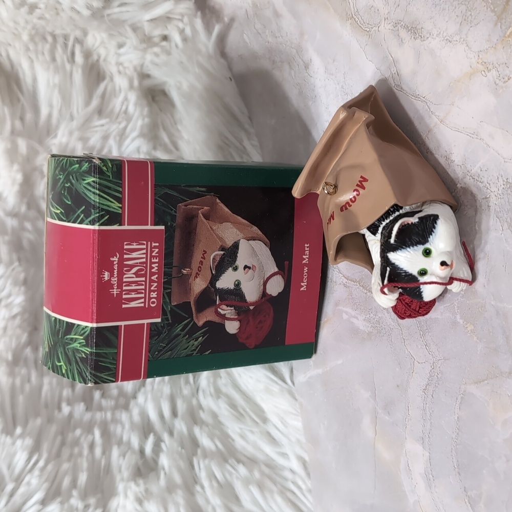 Vintage Hallmark 1990 Keepsake Cat Ornament Meow Mart - Kitty In Bag Yarn Play - Picture 2 of 7